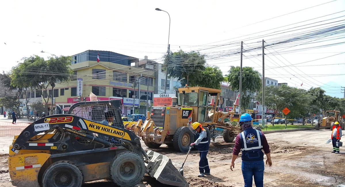 Equipo de TopoMaq Kayros trabajando con minicargador y motoniveladora en una avenida