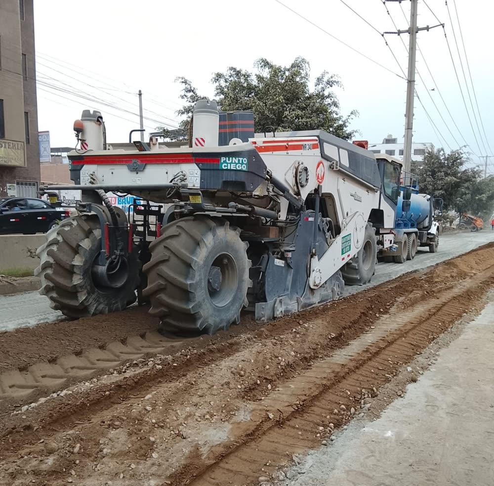 Recicladora estabilizando el suelo de una avenida